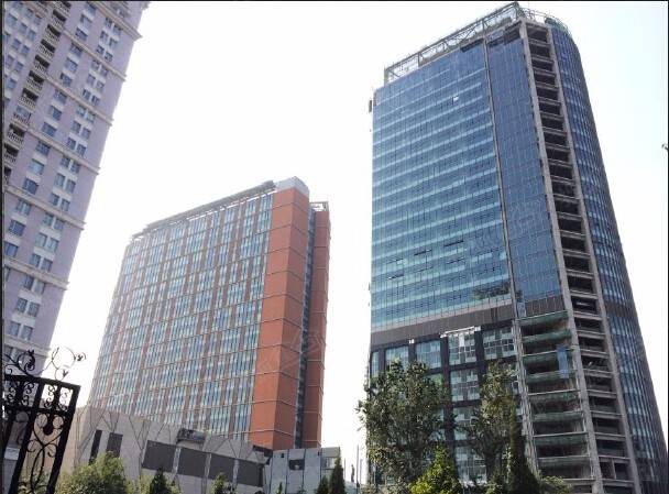 諾金中心為首旅集團(tuán)在燕翔飯店原址上打造的全新高端商業(yè)綜合體。項(xiàng)目坐落于北京國門區(qū)域的麗都商圈，區(qū)域擁有的商住配套及花園式辦公氛圍。諾金中心入駐企業(yè)都有哪些？